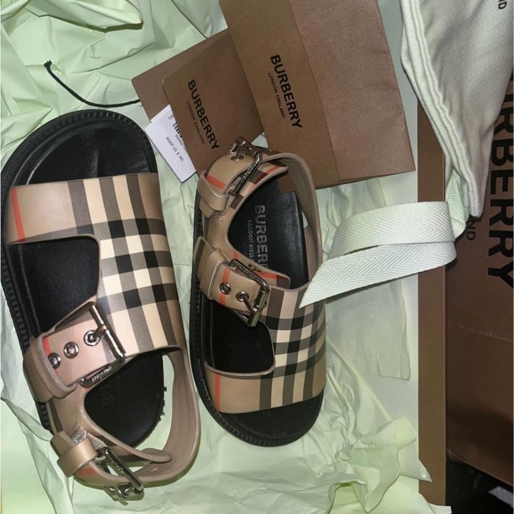 Burberry toddler boy 11 with box and dust bag